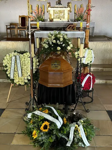 ZAKŁAD POGRZEBOWY CHRYZANTEMA. Kompleksowe usługi pogrzebowe. Wieńce, trumny, urny, kremacja, krematorium..